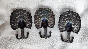 Gancho de pared de latón plateado estilo pavo real, elegante organizador adecuado para colgar llaves de entrada, cordones y artículos pequeños, de la India. - Product Image 4