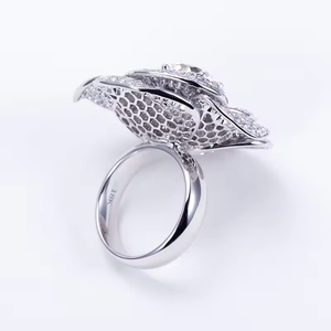 Bague de luxe en forme de fleur avec diamants de laboratoire blancs DEF VVS sur les côtés, or massif 18 carats, certifiée IGI - Product Image 2