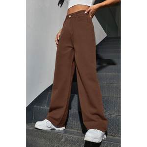 Jean en denim marron élégant et tendance pour femme, coupe large, taille haute, style boyfriend, écologique, durable, style urbain - Product Image 3