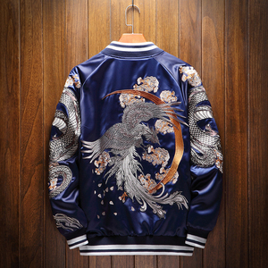 เสื้อแจ็คเก็ตซูกะจังผู้ชายสไตล์คลาสสิกจาก Fabric Studio ปักลายสวยงาม ระบายอากาศได้ดี เป็นมิตรต่อสิ่งแวดล้อม เนื้อผ้าซาตินเรียบเนียน น้ำหนักเบา เหมาะสำหรับฤดูหนาว - Product Image 2