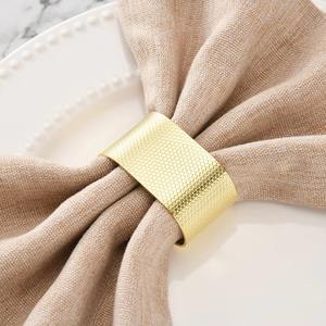 Les anneaux de serviette en métal modernistes sont des accessoires intemporels qui ne semblent jamais trop ostentatoirs, améliorant ainsi l'ambiance générale de la salle à manger. - Product Image 1