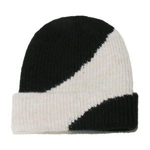 Bonnet classique en tricot côtelé doux, chaud et pliable, idéal pour l'extérieur, les occasions décontractées et les journées froides. - Product Image 1
