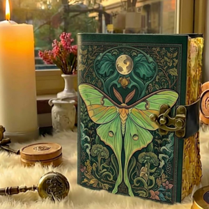Diario de Cuero Vintage Luna Moth, Libro de Sombras, Grimorio, Diario de Escritura de Cuero Genuino Hecho a Mano, Cuaderno de Regalo con 400 Páginas Decoradas - Product Image 6