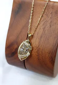 Pendentif élégant en diamant champagne taille marquise, serti clos en or jaune avec accent ruban pavé, bijou fin minimaliste, cadeau - Product Image 2