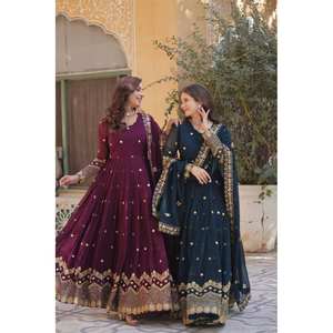 Magnifique robe de soirée avec broderie de zari et de paillettes pour un look de fête - Product Image 2