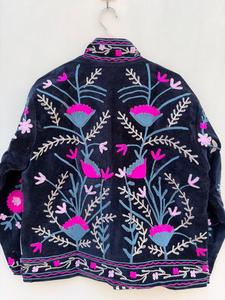 Blazer acolchado de terciopelo floral artesanal para mujer con bordado a mano, cuello mandarín, mangas largas y exterior de algodón. - Product Image 2