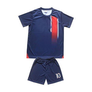 Une usine OEM produit des uniformes de football personnalisés en polyester par sublimation, avec logo personnalisé et couleurs vives, pour l'exportation en gros. - Product Image 2