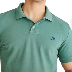 เสื้อโปโลแขนสั้นสีเขียวสำหรับผู้ชาย ผ้าปิเก้ถัก สีพื้น สไตล์ลำลอง พร้อมโลโก้ปักด้านหน้า - Product Image 2