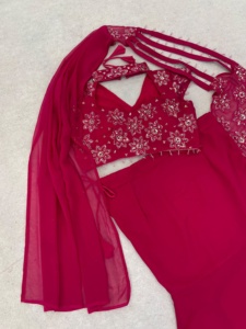 Ensemble prêt-à-porter de designer pour soirée, comprenant un lehenga en georgette avec broderie de sequins et travail de fils, une blouse et un dupatta intégré. - Product Image 5