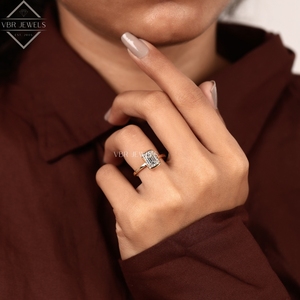 Anillo Solitario de Diamante Corte Esmeralda en Oro Amarillo con Engaste de Bisel, Joyería de Lujo para Compromiso, Boda, Novia, Regalo para Mujer, Proveedor - Product Image 5