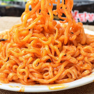 Samyangs Buldak Carbonara Hot Chicken Ramen Cup 70g, Fideos Instantáneos Coreanos con Certificación Halal, con 12 Meses de Caducidad, Venta al por Mayor - Product Image 5