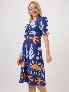 Vestido Midi Formal de Alta Calidad para Mujer, Diseño Moderno con Estampado Floral, Cuello en V Profundo, Corte Ajustado en la Cintura, Estilo Indio - Product Image 4