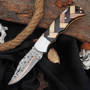 Cuchillo Plegable de Acero Damasco Premium Hecho a Mano por UA Supplies, Mango de Madera, Hoja con Punta de Clip, Grosor de 0.5mm, Personalizable OEM - Product Image 1