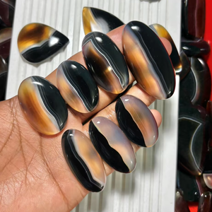 Piedras de Ágata Negra con Banda, Marca ASHU GEMS, Origen Rajasthan, Tamaño Libre, Precio al por Mayor para Fabricación de Joyería - Product Image 1