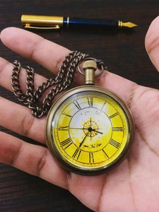 นาฬิกาพกทองเหลืองสลักลายสมัยใหม่พร้อมสายโซ่ - ของขวัญทำมือ - Product Image 3