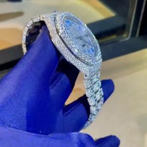 Le chronographe mécanique en moissanite de style 'Emerald Ice' : une montre de luxe moderne pour la ville avec diamants VVS et accents verts - Product Image 3