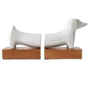 Paire d'entretoises pour livres en forme de chien teckel, design sculptural blanc, base en bois, minimaliste, décoratif, artisanal, écologique - Product Image 1