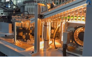 Máquina de Moldeo por Inyección y Soplado Automática para PET, Modelo ARFC-150 de Aim Technologies, con Motor PLC y Bomba de Alta Productividad - Product Image 3
