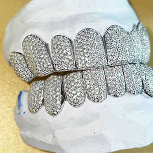 Grillz de Diamantes Totalmente Cubiertos – Cubiertas Dentales Personalizadas VVS de Oro Blanco, Juego de Grillz de Lujo - Product Image 2