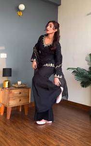 Conjunto de diseñador listo para usar: Top de seda crepé natural con bordado de lentejuelas de 5 mm, pantalón palazzo con corte Kali y dupatta. - Product Image 3