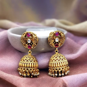 Pendientes Jhumka Tradicionales Indios Chapados en Oro con Rubíes y Perlas, Joyería Étnica para Bodas para Mujeres - Product Image 1