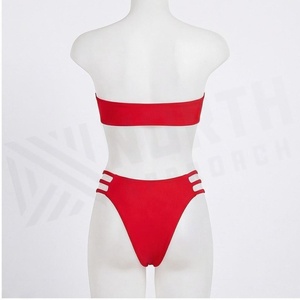 Ensemble de bikini bandeau rouge avec détails ajourés et bas string, maillot de bain pour femme - Product Image 2