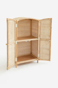 Cette armoire de rangement pour bébé est tressée en rotin naturel. C'est une armoire à deux niveaux avec portes. - Product Image 3