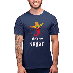 เสื้อยืดคอกลมแขนสั้นสีน้ำเงินกรมท่าสำหรับผู้ชายพร้อมลายการ์ตูนพริกและลาย "เธอคือน้ำตาลของฉัน" สำหรับใส่ลำลอง - Product Image 1