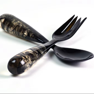Ensemble de serveurs à salade en résine corne, 2 cuillères/fourchettes, motif acrylique Aqua Swirl noir, lavable au lave-vaisselle pour usage en cuisine et hôtel - Product Image 1