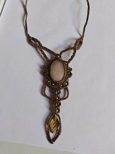 Collar con Colgante de Macramé Marrón Dorado Hecho a Mano con Gema Rosa, Ajustable, Estilo Boho, Étnico, Unisex, Venta al Por Mayor - Product Image 2