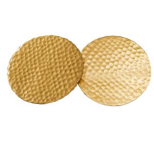 Par de posavasos redondos de latón con una superficie grabada con un intrincado patrón geométrico en espiral, disponibles a precios de mayorista. - Product Image 2
