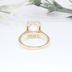 Anillo de Compromiso de Diamante Cultivado en Laboratorio con Corte Radiante en Oro Amarillo para Mujer, con Diamantes Laterales Cultivados en Laboratorio, Bisel Clásico, Solitario, Anillo de Boda de Lujo - Product Image 4
