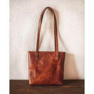 Sac à bandoulière moderne en similicuir avec pompon pour femme, fermeture éclair, deux poignées, design tendance et doux - Product Image 4