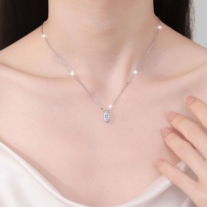 Collier pendentif en moissanite de haute qualité, style diamant, pour femmes, bijoux de mode, cadeau pour occasions spéciales, en vente - Product Image 3