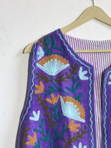 Chaleco Suzani Bordado Morado Hecho a Mano para Mujer |   Chaleco de algodón con estampado floral estilo bohemio vintage |   Chaqueta Étnica sin Mangas - Product Image 3