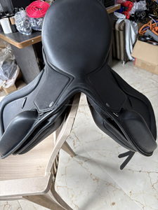 Selle de dressage en cuir noir de haute qualité, selle d'équitation tout usage avec arceau en plastique et quincaillerie en acier inoxydable - Product Image 4