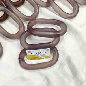 Maillons de chaîne surdimensionnés en résine avec un design artistique mettant en valeur la variété des couleurs pour la décoration intérieure - Product Image 2