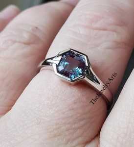 Anillo Vintage de Alejandrita, Corte Asscher, Gema que Cambia de Color, Plata de Ley, Anillo de Aniversario, Gema de Nacimiento de Junio, Anillo de Gemas Púrpuras - Product Image 1