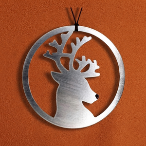 Ornement de cerf en métal argenté moderne, silhouette brossée, plaque circulaire, décoration murale festive pour Noël et les fêtes - Product Image 1