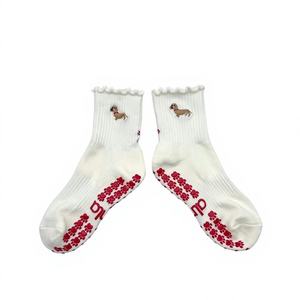 Chaussettes de yoga antidérapantes à volants avec logo brodé personnalisé, chaussettes de pilates à grip en silicone, chaussettes de sport épaisses en tricot pour studio de pilates - Product Image 3