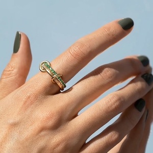 Anillo de Lujo con Eslabones de Metal Mixto Entrelazados, Anillo Apilable de Oro Sólido de 14K y Plata con Detalles de Diamantes para Mujer - Product Image 3