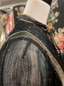 Vestido largo afgano con bordados elaborados, detalle floral intrincado en el cuerpo, falda acampanada de longitud completa y estilo tribal tradicional. - Product Image 2