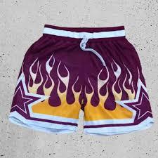 Shorts pour hommes imprimés bordeaux avec étoiles blanches, sublimation, séchage rapide, taille à cordon, vêtements de sport décontractés - Product Image 1