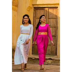 Robe blanche brillante à sequins, éco-responsable, col rond, taille empire, silhouette droite - Product Image 1