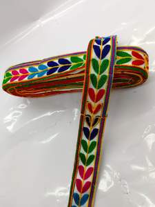 Este encaje decorativo realza los bordes de los saris, las orillas de las dupattas y los diseños de las blusas. - Product Image 2