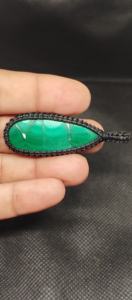 Pendentif en macramé de grande qualité avec gemme verte malachite et fils noirs, serti de pierres, idéal pour l'été - Product Image 2