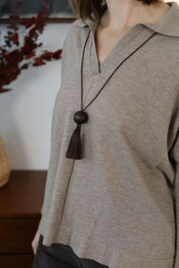 Collier en macramé fait main avec pampilles, perles en bois foncé, longues pampilles, bijoux bohèmes minimalistes - Product Image 2