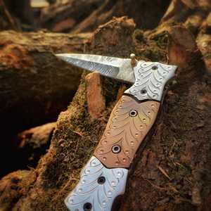 Couteau de chasse pliant artisanal en acier Damas, lame droite, manche gravé en titane, bouton de pouce, clip de poche, pointe - Product Image 3