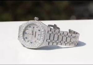 Montre en Moissanite Diamantée pour Homme, Fabrication Directe Usine, Personnalisable, Sertie de Pierres, Construction Robuste, Disponible à la Vente - Product Image 3