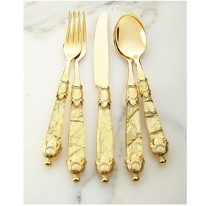 Ensemble de couverts de luxe en métal doré à poignée embossée, 5 pièces, fourchette, couteau, cuillère à poignée ornée, couverts de mariage de luxe - Product Image 1